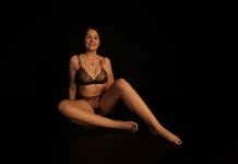 Noir – Iris Bloom