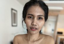Hot Thai Saleslady Loves Facial Shower