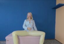 Latex Sekretärin will Deinen Schwanz sehen