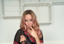 Marry Richi Spreads Her Legs And Stretches Her Pussy For You